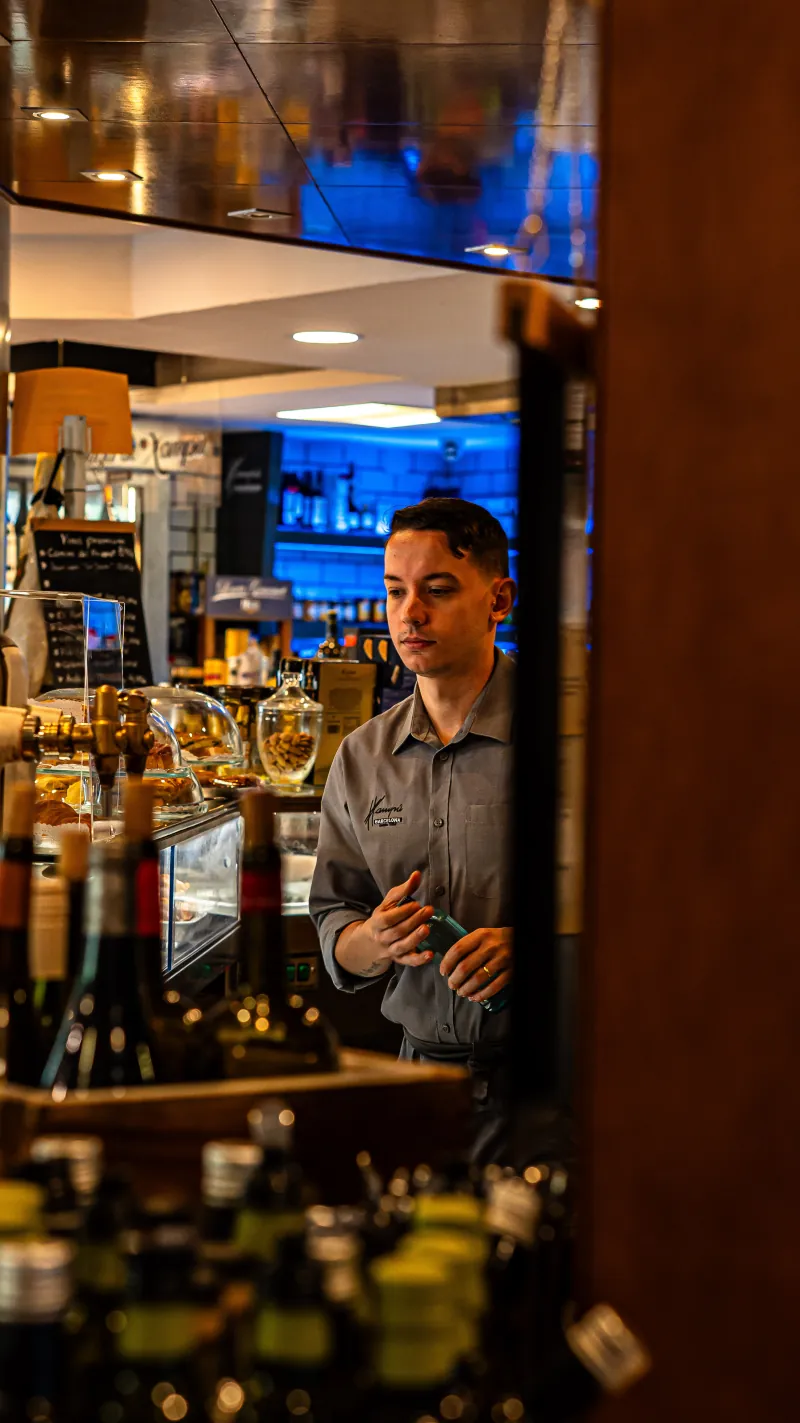 Barra de café y bar de Xampú Barcelona con cafeteras y tirador de cerveza