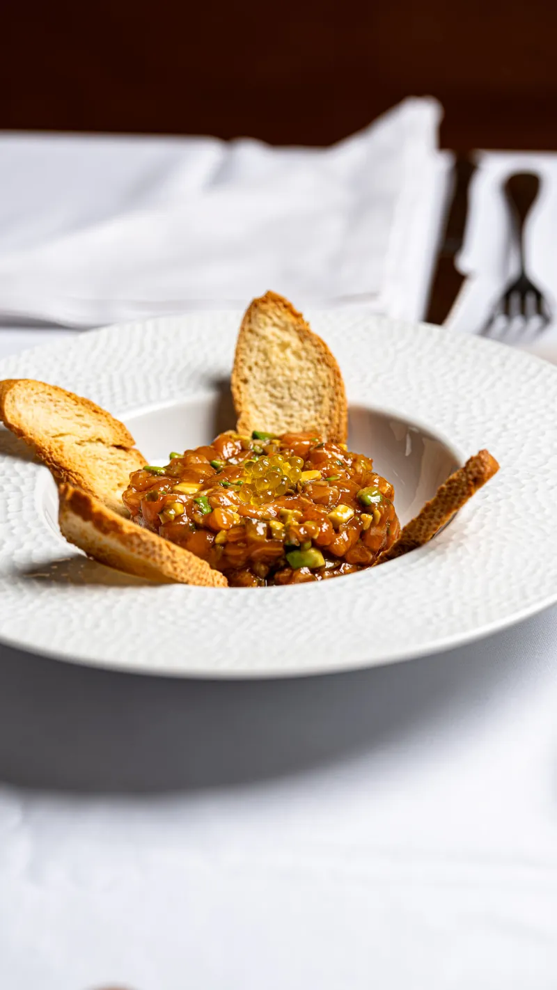 Tartar de salmón servido en el restaurante Xampú Barcelona