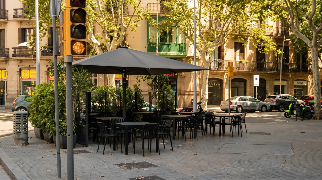 Terraza de Xampú Barcelona en Gran Via 702 con mesas dispuestas para el aperitivo
